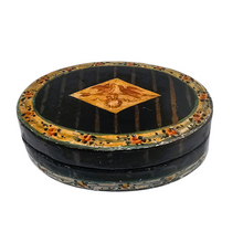 Charger l'image dans la galerie, Petite boîte ovale en papier mâché, décor aux oiseaux, époque Napoléon III, 2è moitié XIXè siècle Le Charme des Violettes - Brocante en ligne
