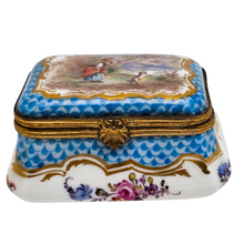 Charger l'image dans la galerie, Boîte précieuse en porcelaine peinte, fin XVIIIᵉ - début XIXᵉ siècle Le Charme des Violettes - Brocante en ligne

