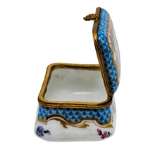 Charger l'image dans la galerie, Boîte précieuse en porcelaine peinte, fin XVIIIᵉ - début XIXᵉ siècle Le Charme des Violettes - Brocante en ligne

