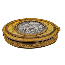 Charger l'image dans la galerie, Boîte à poudre en métal doré, décor pastoral en métal argenté, circa 1820-1840 Le Charme des Violettes - Brocante en ligne
