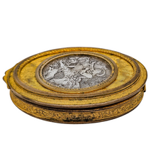 Charger l'image dans la galerie, Boîte à poudre en métal doré, décor pastoral en métal argenté, circa 1820-1840 Le Charme des Violettes - Brocante en ligne
