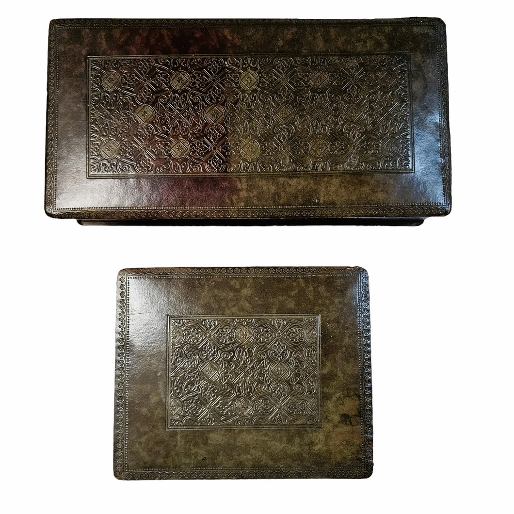 Duo de boîtes en carton gaufré façon cuir. Années 1920-1930