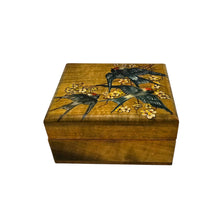 Load image into Gallery viewer, Ensemble de 4 petites boîtes en bois peintes à la main aux oiseaux, années 1970-1990 Le Charme des Violettes - Brocante en ligne
