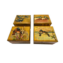 Load image into Gallery viewer, Ensemble de 4 petites boîtes en bois peintes à la main aux oiseaux, années 1970-1990 Le Charme des Violettes - Brocante en ligne

