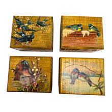 Load image into Gallery viewer, Ensemble de 4 petites boîtes en bois peintes à la main aux oiseaux, années 1970-1990 Le Charme des Violettes - Brocante en ligne
