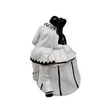 Charger l'image dans la galerie, Bonbonnière Art déco Pierrot &amp; Colombine en porcelaine, décor noir &amp; blanc, années 1925-1935 Le Charme des Violettes - Brocante en ligne
