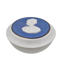 Afbeelding in Gallery-weergave laden, Bonbonnière vintage en biscuit – esprit Wedgwood – camée bleu et blanc, années 1960 Le Charme des Violettes - Brocante en ligne
