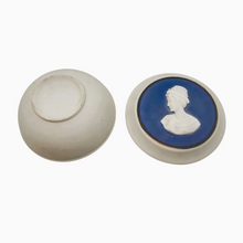 Afbeelding in Gallery-weergave laden, Bonbonnière vintage en biscuit – esprit Wedgwood – camée bleu et blanc, années 1960 Le Charme des Violettes - Brocante en ligne
