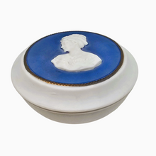 Afbeelding in Gallery-weergave laden, Bonbonnière vintage en biscuit – esprit Wedgwood – camée bleu et blanc, années 1960 Le Charme des Violettes - Brocante en ligne
