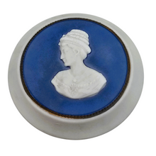 Afbeelding in Gallery-weergave laden, Bonbonnière vintage en biscuit – esprit Wedgwood – camée bleu et blanc, années 1960 Le Charme des Violettes - Brocante en ligne
