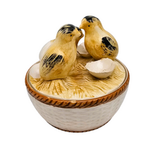Charger l&#39;image dans la galerie, Dux Tchécoslovaquie (?), bonbonnière vintage en céramique au décor de poussins, années 1960-1970

