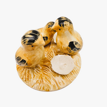 Charger l&#39;image dans la galerie, Dux Tchécoslovaquie (?), bonbonnière vintage en céramique au décor de poussins, années 1960-1970
