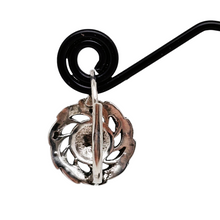 Charger l&#39;image dans la galerie, Boucle d&#39;oreille en argent et marcassites, années 1930
