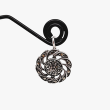 Charger l&#39;image dans la galerie, Boucle d&#39;oreille en argent et marcassites, années 1930
