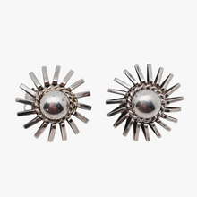 Charger l&#39;image dans la galerie, POGGI Paris, Boucles d’oreilles Space Age en métal argenté, années 1970
