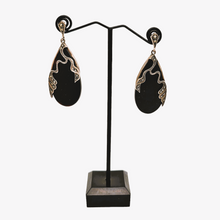Charger l&#39;image dans la galerie, Boucles d&#39;oreilles Art déco en forme de goutte en argent 925, onyx noir et marcassites, années 1920-1930
