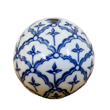 Charger l&#39;image dans la galerie, Boule de tapis en porcelaine de Chine bleue et blanche, XXème siècle
