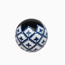Charger l&#39;image dans la galerie, Boule de tapis en porcelaine de Chine bleue et blanche, XXème siècle
