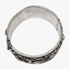 Charger l'image dans la galerie, Bracelet à décor de roses, de marguerites et de lys en métal argenté, années 1940 Le Charme des Violettes - Brocante en ligne
