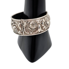 Charger l'image dans la galerie, Bracelet à décor de roses, de marguerites et de lys en métal argenté, années 1940 Le Charme des Violettes - Brocante en ligne
