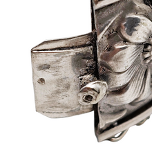 Charger l'image dans la galerie, Bracelet à décor de roses, de marguerites et de lys en métal argenté, années 1940 Le Charme des Violettes - Brocante en ligne
