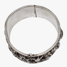 Charger l'image dans la galerie, Bracelet à décor de roses, de marguerites et de lys en métal argenté, années 1940 Le Charme des Violettes - Brocante en ligne
