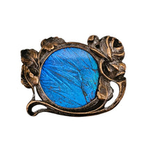 Charger l'image dans la galerie, Broche Art nouveau à la rose en laiton doré et aile de Morpho sous verre, vers 1900-1915 Le Charme des Violettes - Brocante en ligne
