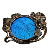 Charger l'image dans la galerie, Broche Art nouveau à la rose en laiton doré et aile de Morpho sous verre, vers 1900-1915 Le Charme des Violettes - Brocante en ligne
