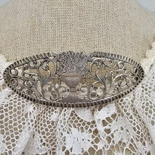 Afbeelding in Gallery-weergave laden, Broche Art nouveau en argent ajouré gravée &quot;Gérardine Poortman&quot;, vers 1900
