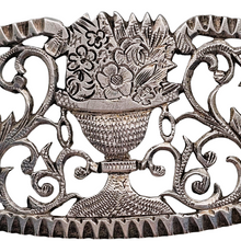 Afbeelding in Gallery-weergave laden, Broche Art nouveau en argent ajouré gravée &quot;Gérardine Poortman&quot;, vers 1900

