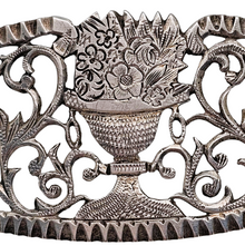 Afbeelding in Gallery-weergave laden, Broche Art nouveau en argent ajouré gravée &quot;Gérardine Poortman&quot;, vers 1900
