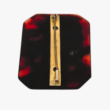 Load image into Gallery viewer, Broche Art déco en bakélite et laiton gravé, années 1925–1935 Le Charme des Violettes - Brocante en ligne
