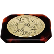 Load image into Gallery viewer, Broche Art déco en bakélite et laiton gravé, années 1925–1935 Le Charme des Violettes - Brocante en ligne
