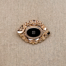 Charger l&#39;image dans la galerie, Broche Biedermeier en plaqué or et onyx noir, XIXè
