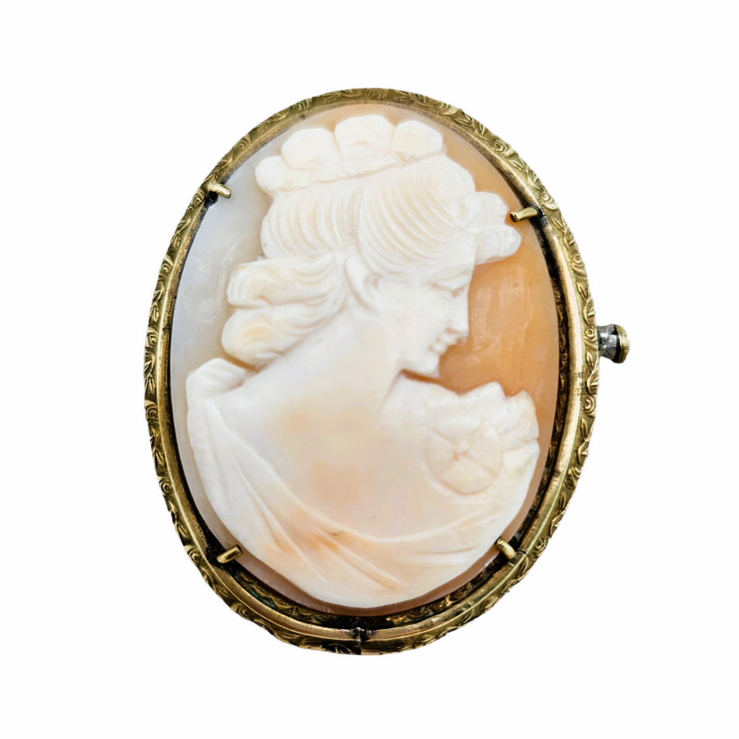 Shell cameo pendant brooch representing a young woman in a vermeil setting, 1920s-1930s