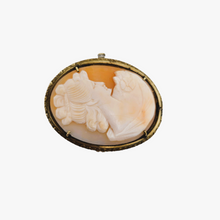 Charger l&#39;image dans la galerie, Broche-pendentif Camée coquille représentant une jeune femme dans une monture en vermeil, années 1920-1930
