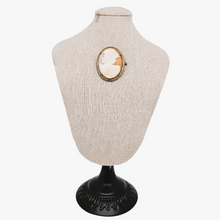 Charger l&#39;image dans la galerie, Broche-pendentif Camée coquille représentant une jeune femme dans une monture en vermeil, années 1920-1930
