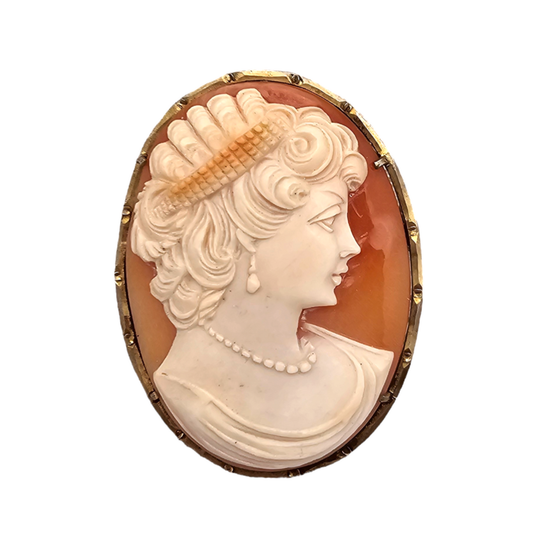 Shell cameo pendant brooch representing a young woman, in a vermeil setting, Belle Epoque