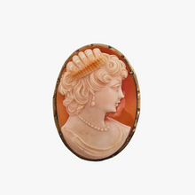 Charger l&#39;image dans la galerie, Broche-pendentif Camée  coquille représentant une jeune femme, dans une monture en vermeil, Belle Epoque
