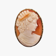 Charger l&#39;image dans la galerie, Broche-pendentif Camée  coquille représentant une jeune femme, dans une monture en vermeil, Belle Epoque
