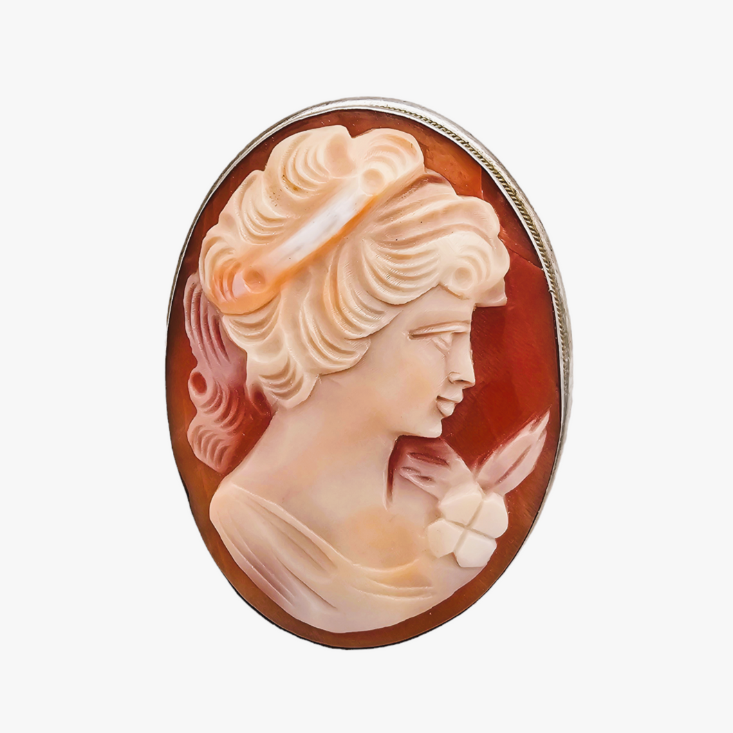 Broche-pendentif Camée coquille représentant une jeune femme dans une monture en argent 800, début XXème siècle