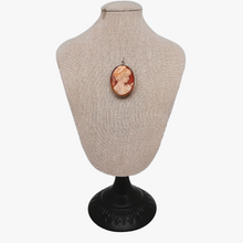 Afbeelding in Gallery-weergave laden, Broche-pendentif Camée coquille représentant une jeune femme dans une monture en argent 800, début XXème siècle
