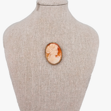Charger l&#39;image dans la galerie, Broche-pendentif Camée  coquille représentant une jeune femme dans une monture en argent 800, début XXème siècle
