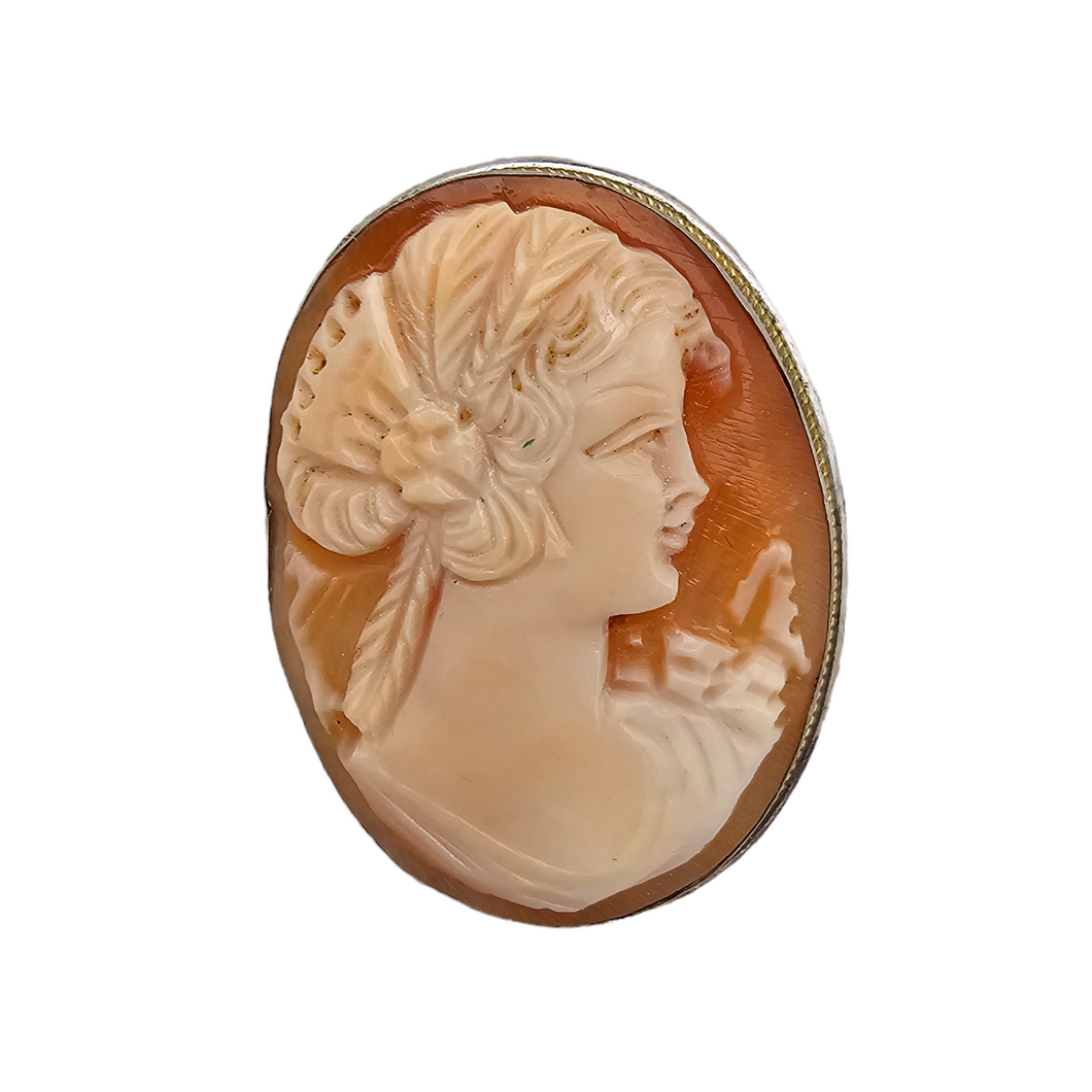 Broche-pendentif Camée  coquille représentant une jeune femme dans une monture en argent 800, début XXème siècle