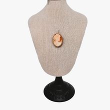 Load image into Gallery viewer, Broche-pendentif Camée  coquille représentant une jeune femme dans une monture en argent 800, début XXème siècle
