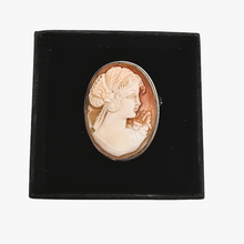 Afbeelding in Gallery-weergave laden, Broche-pendentif Camée  coquille représentant une jeune femme dans une monture en argent 800, début XXème siècle
