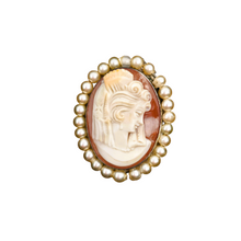 Charger l&#39;image dans la galerie, Broche-pendentif Camée  coquille entouré de perles représentant une jeune femme dans une monture en argent 800, début XXème
