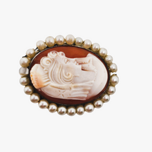 Charger l&#39;image dans la galerie, Broche-pendentif Camée  coquille entouré de perles représentant une jeune femme dans une monture en argent 800, début XXème
