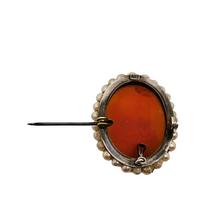 Afbeelding in Gallery-weergave laden, Broche-pendentif Camée  coquille entouré de perles représentant une jeune femme dans une monture en argent 800, début XXème
