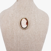 Load image into Gallery viewer, Broche-pendentif Camée  coquille entouré de perles représentant une jeune femme dans une monture en argent 800, début XXème
